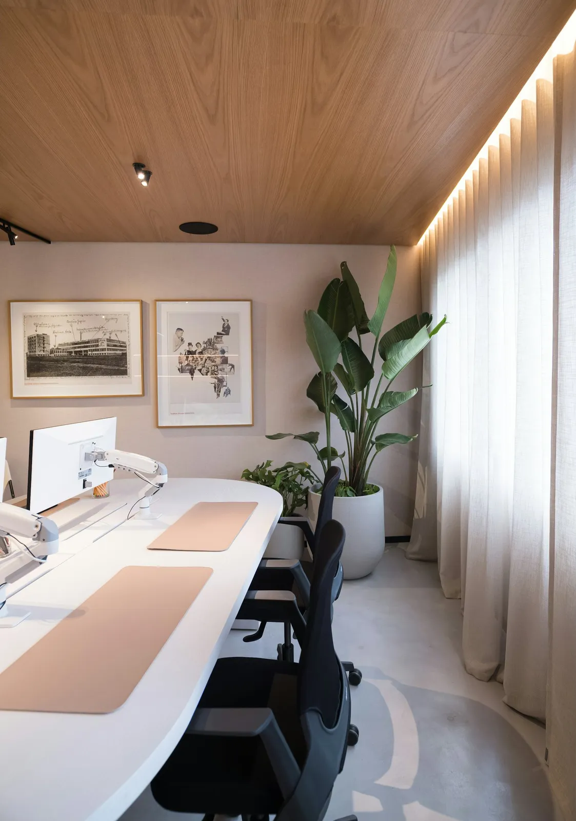 Arbeitsplatz der Nordlicht Agency mit Laptop und Kamera