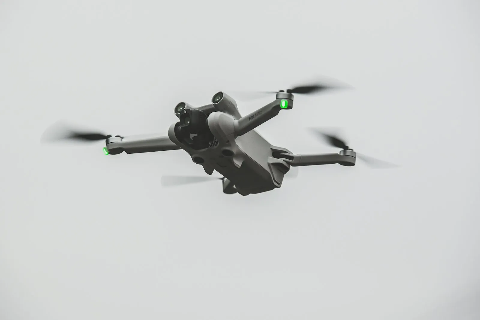 Drohne im Flug für professionelle Luftaufnahmen